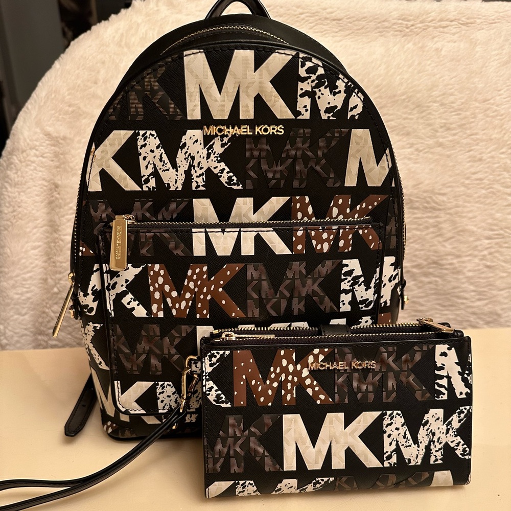 Micheal kors animal mini bag that comes with a wallet. - Picture 5 of 5